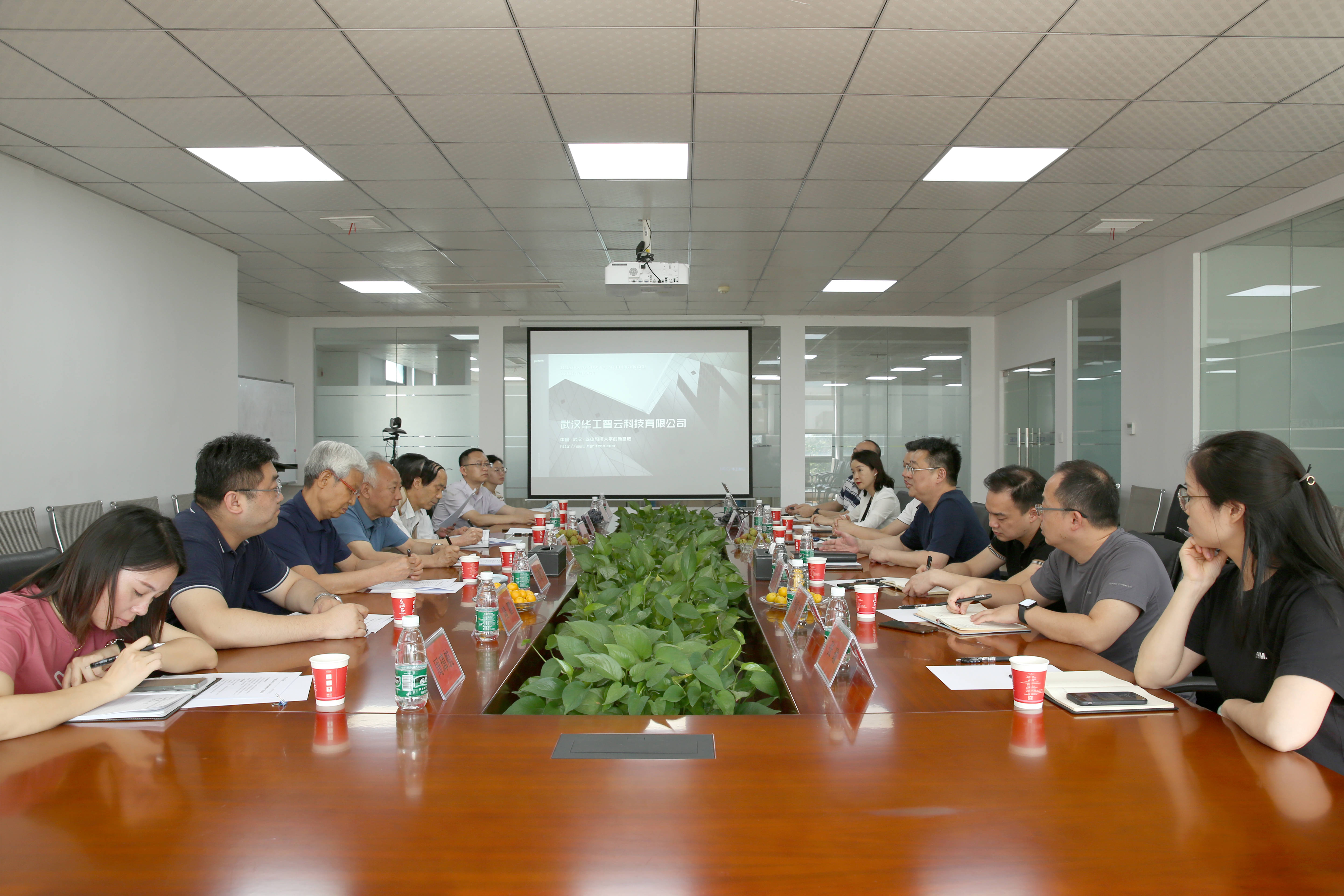 武汉市关工委领导一行莅临long8 龙8国际参观考察指导工作 